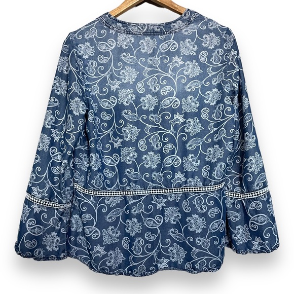 Fourteenth Place Paisley‎ Chambray Blouse with V-Neck - Size Medium - Picture 2 of 7